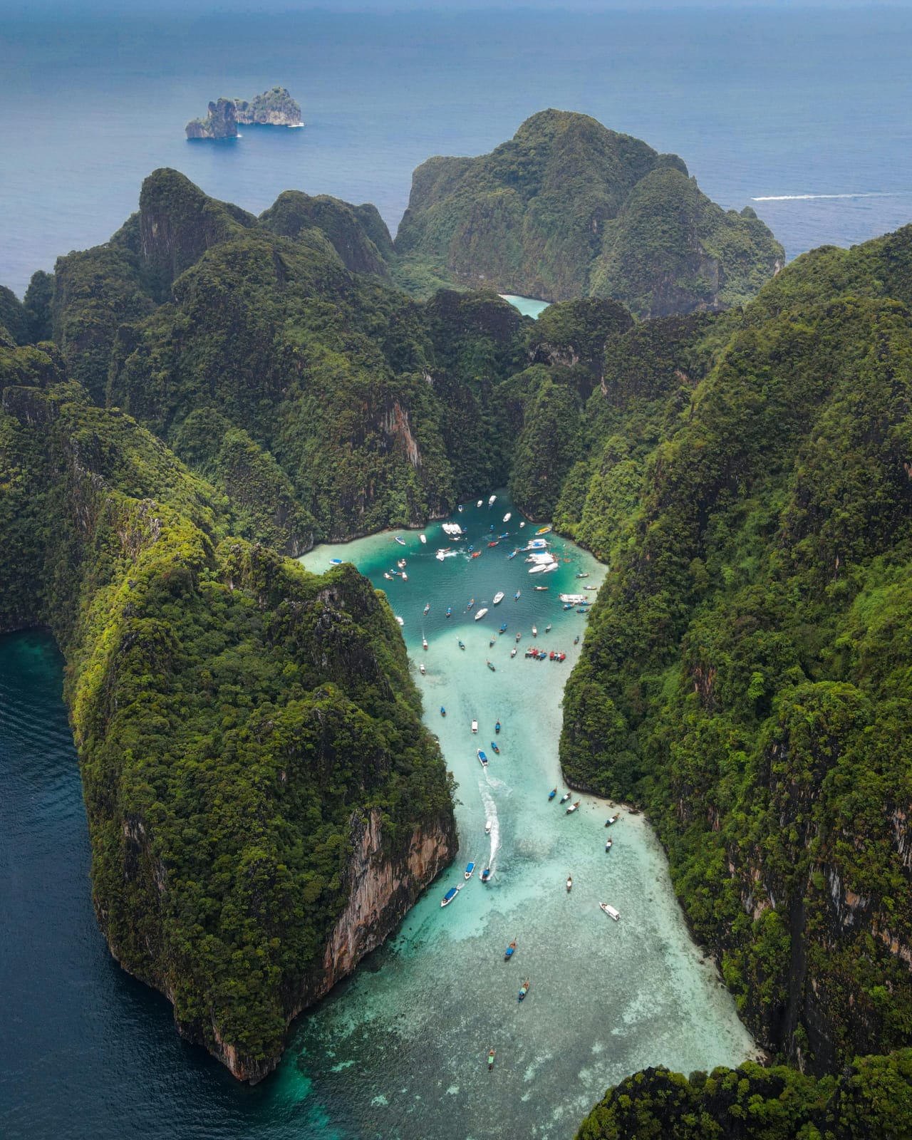Turquoise bay and limestone cliffs with longtail boats, Krabi, Thailand